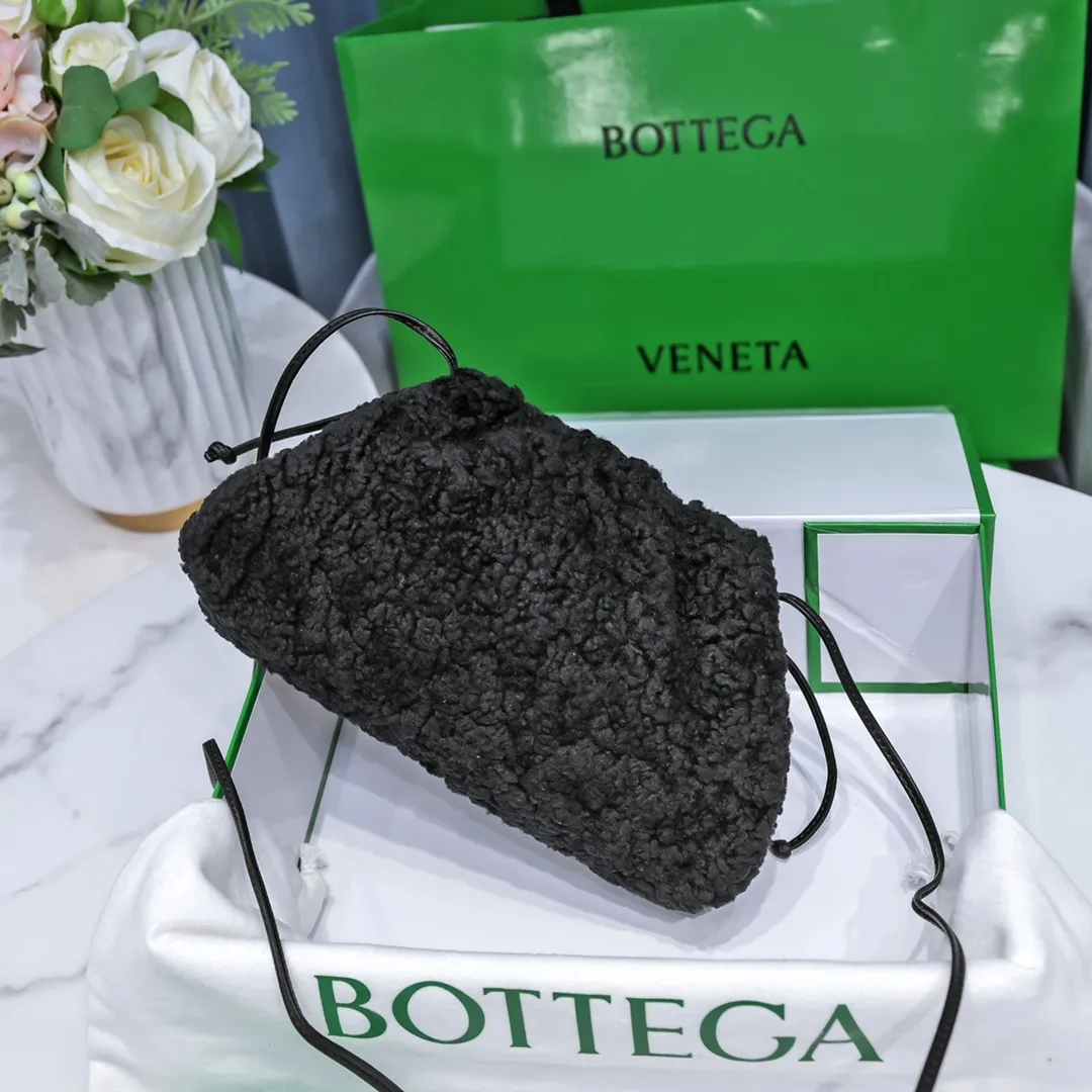 The small black 🐱BV pouch cloud bag is a furry style. It comes, it comes, it comes with fur~ You will know how cute it is when you see the real thing! The soft and fluffy feel is really great. Rua, this year’s furry style, I stand on bv! ! Whether it is a jodie cloud bag or a tote, not all curly teddy fur can be used to make goods. The curl size of the fur directly affects the similarity of the entire bag. Material: full fur and lambskin ➕ lambskin lining is much more expensive than full leather! Again, if you don’t want to develop ZP, of course you have to be willing to spend money ~ 22*13*5cm